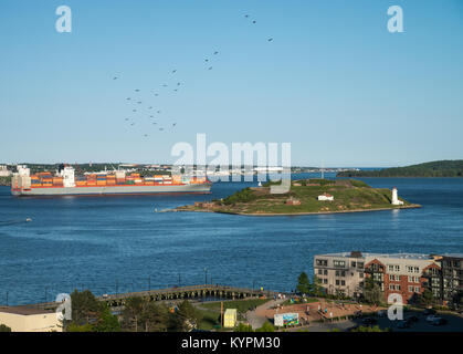 Vista aerea di una nave cargo la navigazione dal porto vicino a Georges Isola di Halifax, Nova Scotia, Canada Foto Stock