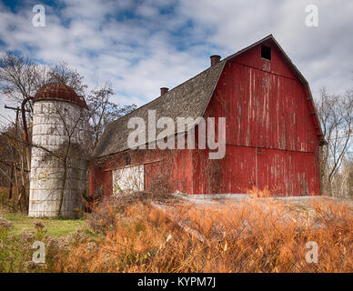 Il vecchio granaio rosso e silo in candore, New York, Stati Uniti d'America Foto Stock