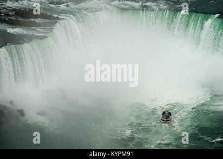La Domestica della Foschia si avvicina Horseshoe Falls a Niagara Falls, Ontario, Canada Foto Stock