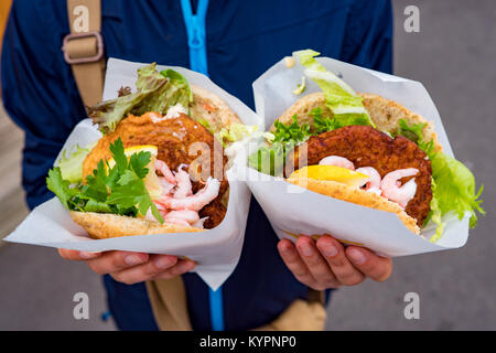 Fast street food frutti di mare. Norvegia Isole Lofoten pesce cotoletta con insalata e gamberi alla griglia Foto Stock