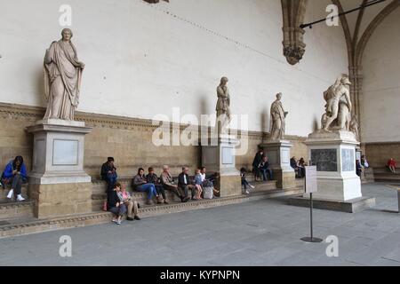 Firenze, Italia - 30 Aprile 2015: visitare la gente famosa scultura pubblica display nella Loggia dei Lanzi, Firenze, Italia. L'Italia è visitato da 47,7 milioni di Foto Stock