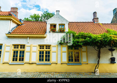 Facciata di un vecchio edificio storico nella città medievale di Bruges, Belgio Foto Stock
