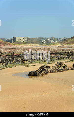 Vista del villaggio e Manorbier Castle dalla spiaggia, Manorbier, Pembrokeshire, Wales, Regno Unito Foto Stock