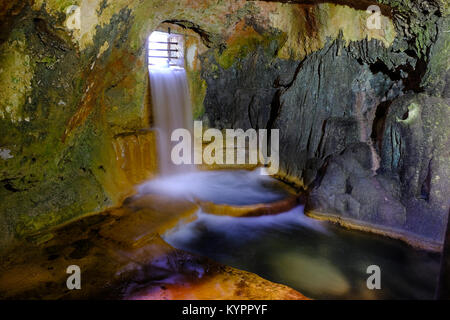 Parco Nazionale di Krka in Croazia. La foto è fatta in una delle piccole case intorno al fiume. In precedenza questa cascata è stato utilizzato per il lavaggio di indumenti. Foto Stock