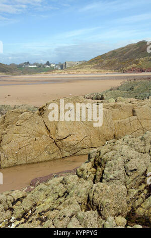 Vista del villaggio e Manorbier Castle dalla spiaggia, Manorbier, Pembrokeshire, Wales, Regno Unito Foto Stock