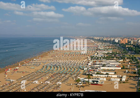 Spiaggia di Rimini mare adriatico stagione estiva Foto Stock