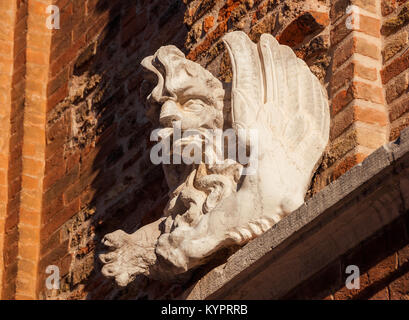 San Marco leone alato antica statua di pietra su una parete veneziano, simbolo dell'antica Repubblica di Venezia Foto Stock