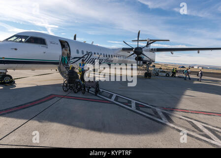 I passeggeri di sbarco da un Alaska/Horizon Airlines presso il Nez Perce County Airport in Lewiston, Idaho. Foto Stock