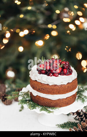 Gingerbread torta con mirtilli e glassa smerigliato Foto Stock