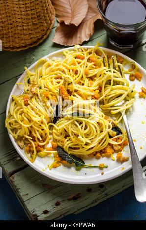 Spaghetti alla carbonara di zucca e nocciole tostate Foto Stock