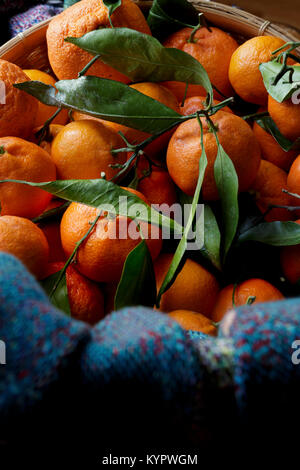 Arance Clementine in un cestello Foto Stock