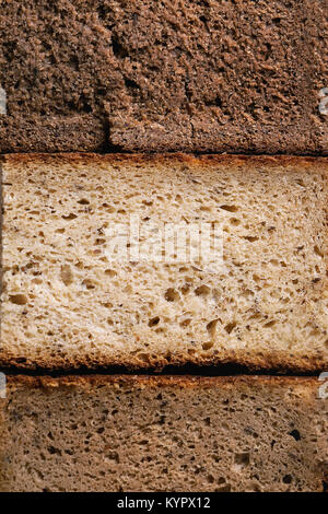 Varietà di pani fatti in casa a fette di pane di segale grano intero. Vista superiore, vicino. Mangiare sano cibo sullo sfondo Foto Stock