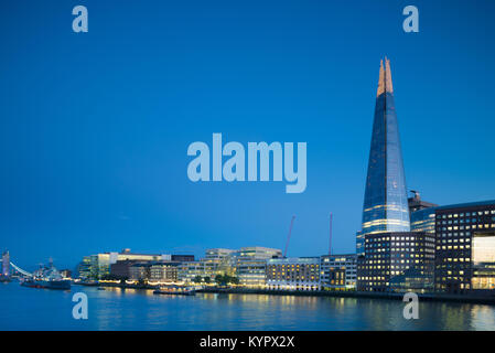 Londra, UK, Vista notte su South Bank con Shard presto la sera Foto Stock