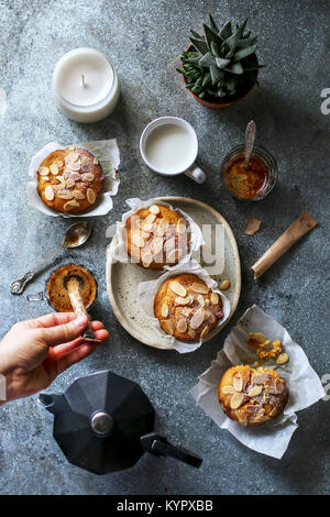 La prima colazione con mandorla muffin e caffè sul tavolo.vista superiore Foto Stock