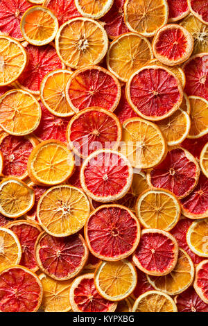 Essiccato di arancia e di pompelmo fette sfondo Foto Stock