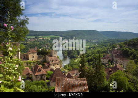 I tetti della storica attrazione turistica del villaggio scogliera di St Cirq Lapopie e la valle del Lot oltre, Midi Pyrenees, Francia, Europa Foto Stock