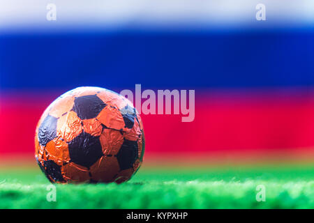 La Russia bandiera a scacchi come un campo di calcio. Coppa del Mondo FIFA 2018. Sfera sull'erba verde. Foto Stock