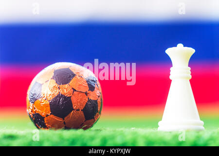 La Russia bandiera a scacchi come un campo di calcio. Coppa del Mondo FIFA 2018.a sfera bianco e figura sull'erba verde. Foto Stock