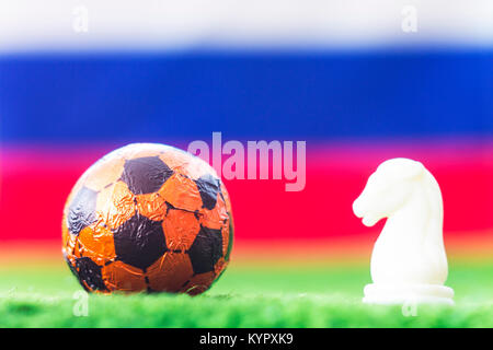 La Russia bandiera a scacchi come un campo di calcio. Coppa del Mondo FIFA 2018.a sfera bianco e figura sull'erba verde. Foto Stock