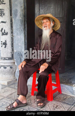 Il vecchio uomo al Thai Vi tempio, all'entrata di Ninh Binh grotta valle Trang un arruolato nell'UNESCO. Ninh Binh provincia, Vietnam Foto Stock