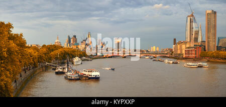 Londra, vista sul fiume Tamigi sulla cattedrale di San Paolo e Blackfriars bridge con Sun riflette in edifici alti della skyline di Londra dietro, tonica Foto Stock