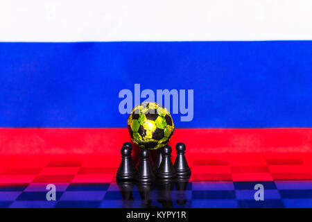 La Russia bandiera a scacchi come un campo di calcio. Coppa del Mondo FIFA 2018. Il black team ha vinto match e tiene il pallone d'oro. Foto Stock