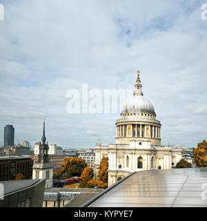 Paesaggio urbano di Londra con la Cattedrale di St Paul in autunno. Panoramica immagine tonico, composizione quadrata. Foto Stock