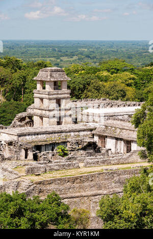 PALENQUE, Messico - 29 novembre: elevato angolo di visione dell'antico Palazzo Maya presso il sito del patrimonio mondiale il 29 novembre 2016 in Palenque. Palenque è stata declar