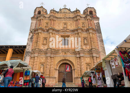 SAN CRISTOBAL, Messico - 27 novembre: Chiesa di Santo Domingo facciata barocca con unnknown persone presso i mercati circostanti il 27 novembre 2016 a San C Foto Stock