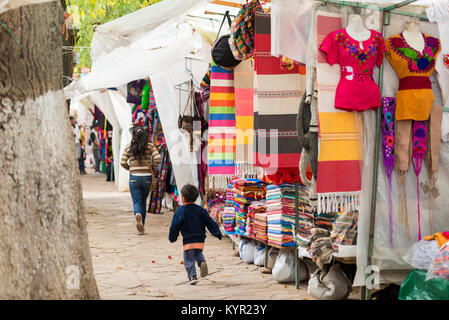 SAN CRISTOBAL, Messico - 27 novembre: Unidentified i bambini corrono attraverso un colorato mercato il 27 novembre 2016 a San Cristobal. I mercati sono popolari per Foto Stock