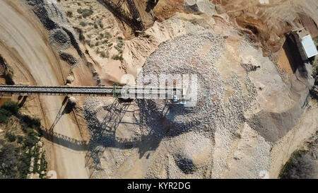 Ordinamento di pietra nastro trasportatore in una cava grande - top down vista aerea Foto Stock