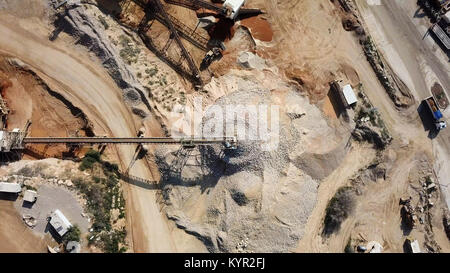 Ordinamento di pietra nastro trasportatore in una cava grande - top down vista aerea Foto Stock