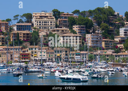 Barche ancorate nel Porto di Soller, un villaggio costiero situato sul lato occidentale di Mallorca, Spagna. Foto Stock