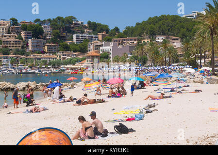 Persone relax sulla spiaggia in una calda giornata estiva in Port de Soller, Mallorca, Spagna. Foto Stock