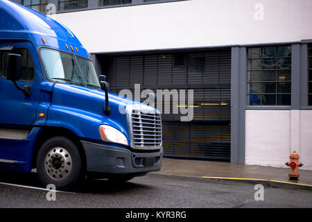 Nuovo blu moderno grande classe 8 semi camion con rimorchio per i voli di lungo raggio e il trasporto locale e la consegna dei carichi e delle merci dai magazzini di vendita al dettaglio Foto Stock