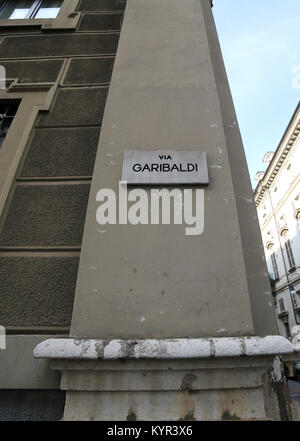 Torino Italia Nome della strada di Garibaldi un famoso soldato. Si tratta di un più lungo le strade della città Foto Stock