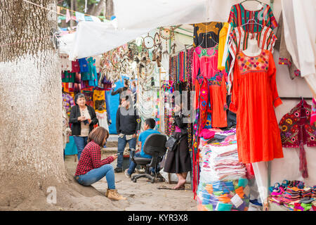 SAN CRISTOBAL, Messico - 27 novembre: fornitori non identificato e persone in un variopinto mercato all'aperto il 27 novembre 2016 a San Cristobal. I mercati sono Foto Stock