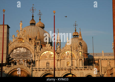 I tetti e le cupole della basilica di San Marco a Venezia. Foto Stock