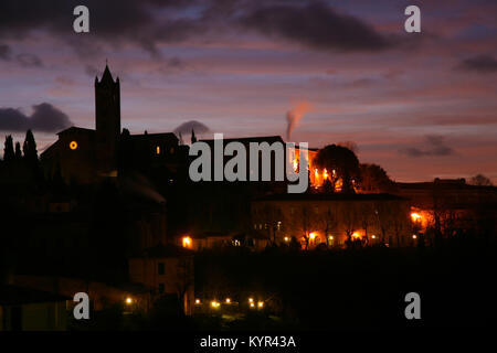 La città medievale di Siena, Italia, all'alba, illuminata dalla prima luce del mattino. Foto Stock