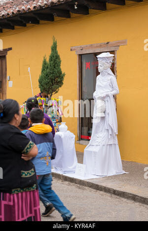 SAN CRISTOBAL, Messico - 27 novembre: Unidentified street performer su una strada con la gente del posto e fornitori su Novembre 27, 2016 in San Cristobal. San Cris Foto Stock