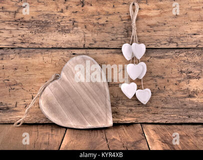 Due rustici in legno cuori decorativi appesi vintage sfondo di legno con lo  spazio Foto stock - Alamy