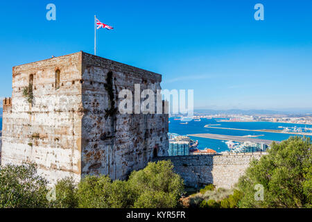 Vista del castello moresco a Gibilterra con la bandiera britannica Foto Stock