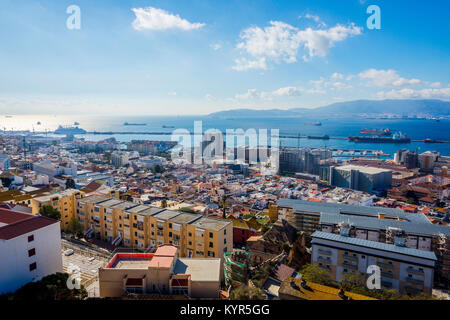 Vista sulla città di Gibilterra dal di sopra nella giornata di sole Foto Stock