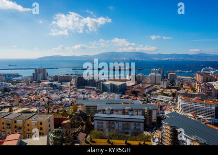 Vista sulla città di Gibilterra dal di sopra nella giornata di sole Foto Stock