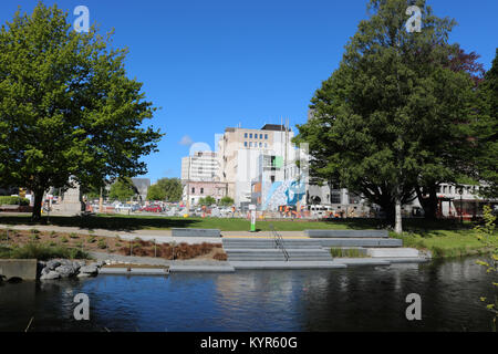 Fiume Avon, Oxford terrazza e il lavoro di ricostruzione al di là di Oxford Terrazza in piazza Duomo zona del centro della città, Christchurch, Nuova Zelanda Foto Stock