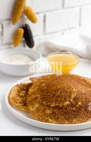 Noce di cocco frittelle di mais con miele. Stile rustico. Foto Stock