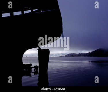 Silhouette del relitto della nave sulle rive di Loch Linnhe Fort William Highlands della Scozia Foto Stock