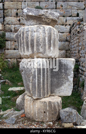 Parti della vecchia colonna nelle rovine di Efeso in Turchia Foto Stock