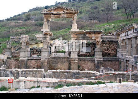 Hill e rovine di marmo in Efeso in Turchia Foto Stock