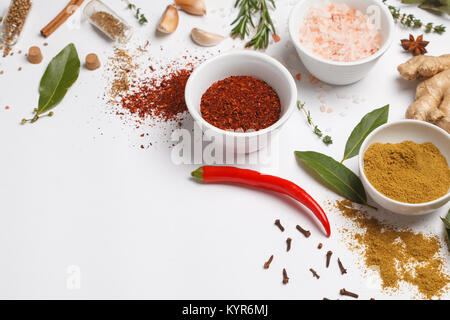Selezione di spezie e erbe verdi. Ingredienti per la cottura. Sfondo bianco, copia dello spazio. Foto Stock